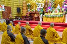 Hướng về Tổ đình Viên Minh, nơi kim quan đức Đệ tam Pháp chủ GHPGVN - Đại lão Hòa thượng Thích Phổ Tuệ chuẩn bị nhập Bảo tháp, Tăng đoàn chùa Giác Ngộ tụng kinh, niệm Phật, nhất tâm đảnh lễ
