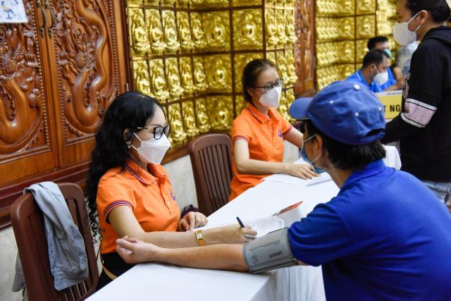 Gần 350 người tham dự chương trình hiến máu đầu năm tại chùa Giác Ngộ