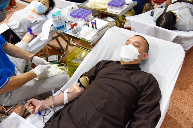 Gần 350 người tham dự chương trình hiến máu đầu năm tại chùa Giác Ngộ