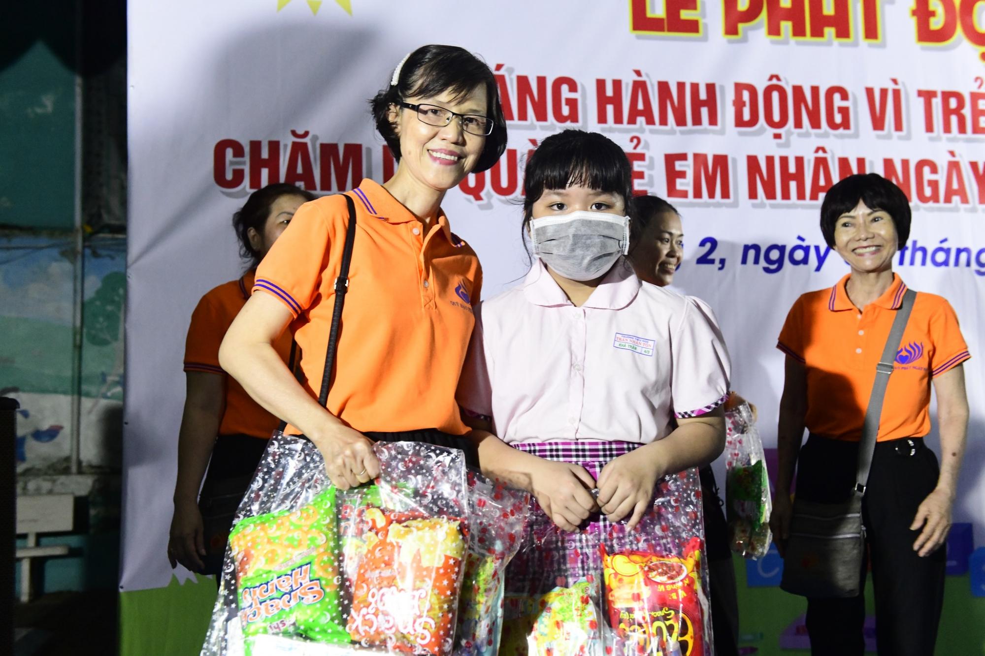 Chùa Giác Ngộ và Quỹ Đạo Phật Ngày Nay ủng hộ 4.400 món quà tặng đến hơn 600 em thiếu nhi tại địa phương