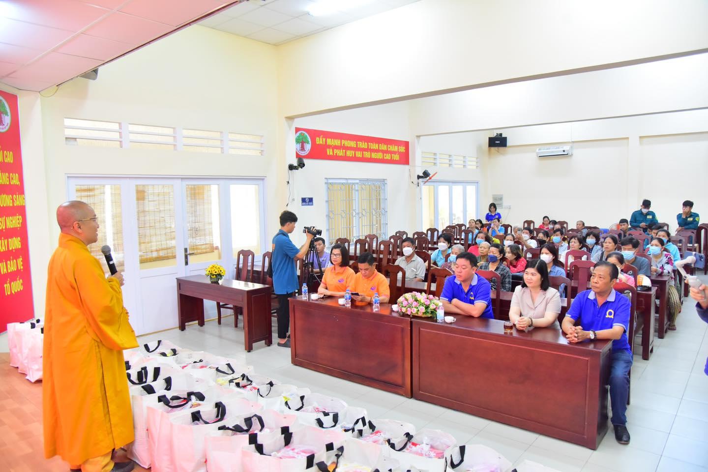 Chùa Giác Ngộ, Qũy Đạo Phật Ngày Nay trao quà Tết yêu thương tại  phường 7, Gò Vấp, TP.HCM