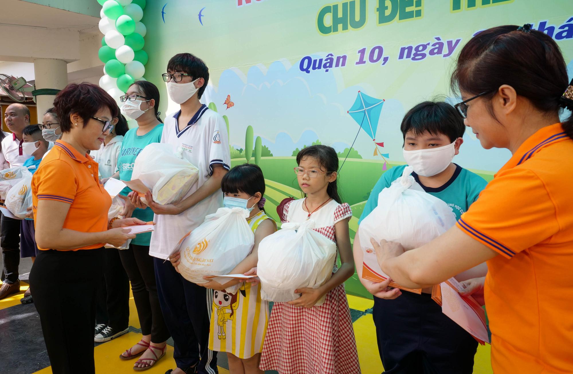 Quỹ Đạo Phật Ngày Nay trao tặng 157 phần quà cho trẻ em tại quận 10 