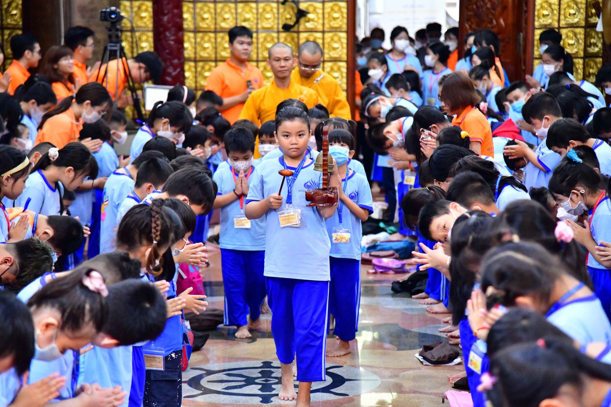 Đến chùa tu học Phật - Trẻ em thật chăm ngoan