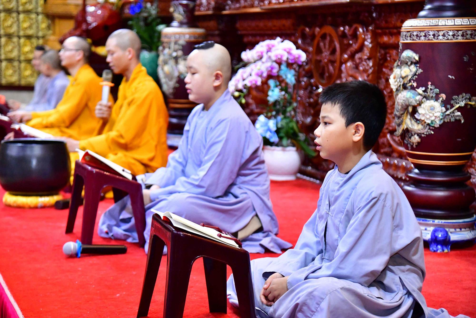 Đến chùa tu học Phật - Trẻ em thật chăm ngoan