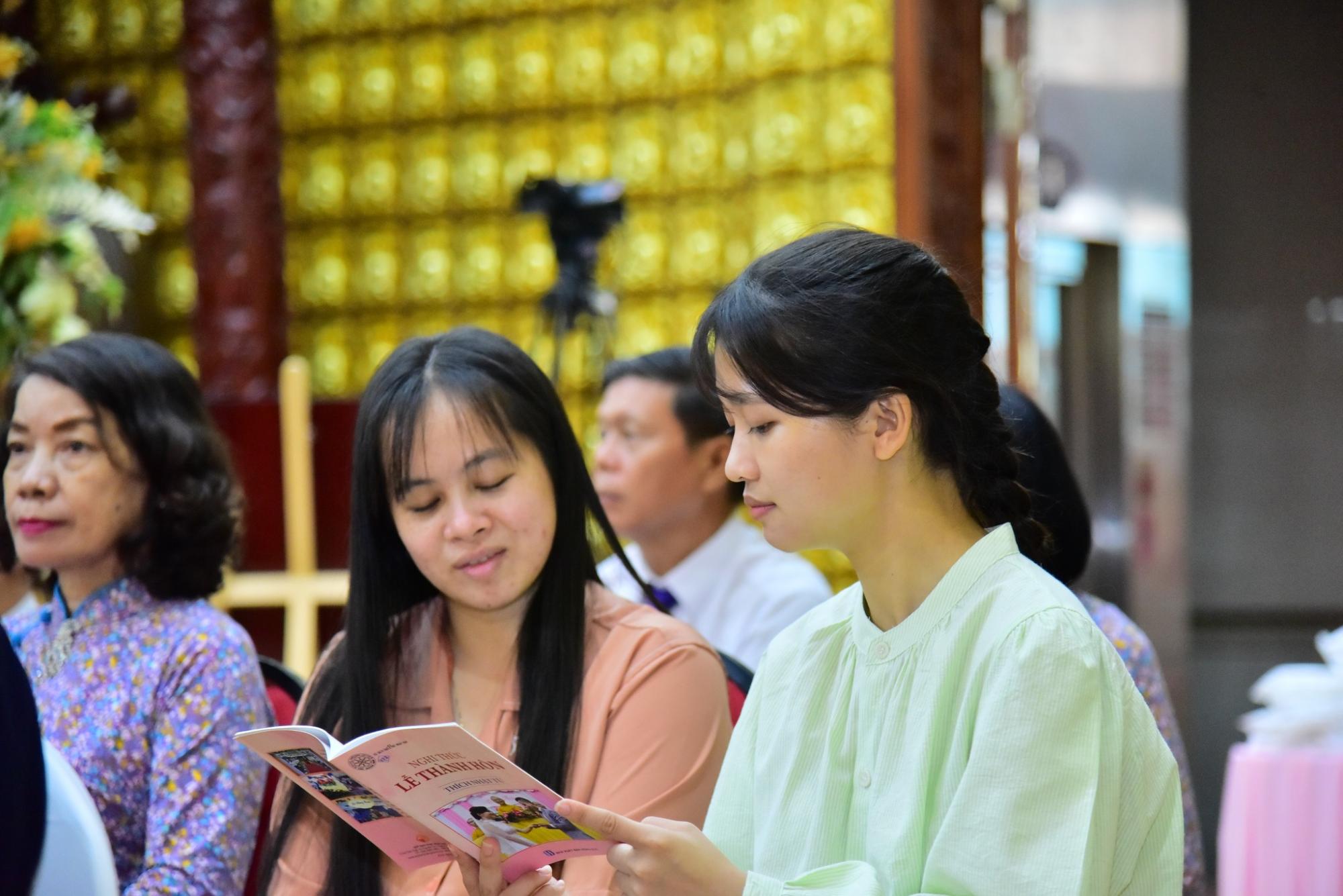 Lễ Hằng thuận tại chùa Giác Ngộ: Trao nhẫn dưới đài sen